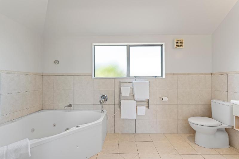 Sun and Swim - Lake Taupo Holiday Home - image 15