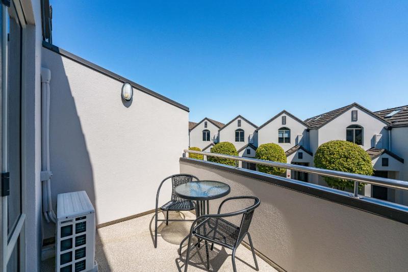 Sun and Swim - Lake Taupo Holiday Home - image 6
