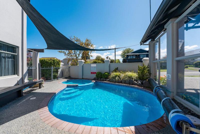 Sun and Swim - Lake Taupo Holiday Home - image 13