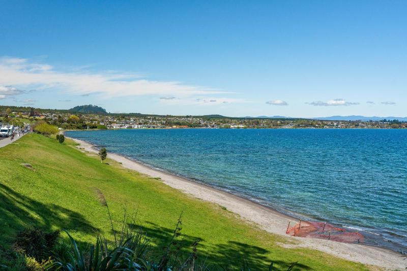 Sun and Swim - Lake Taupo Holiday Home - image 10