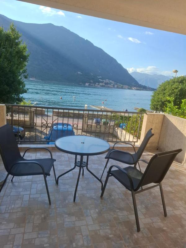 One-Bedroom Apartment with Balcony and Sea View image 2