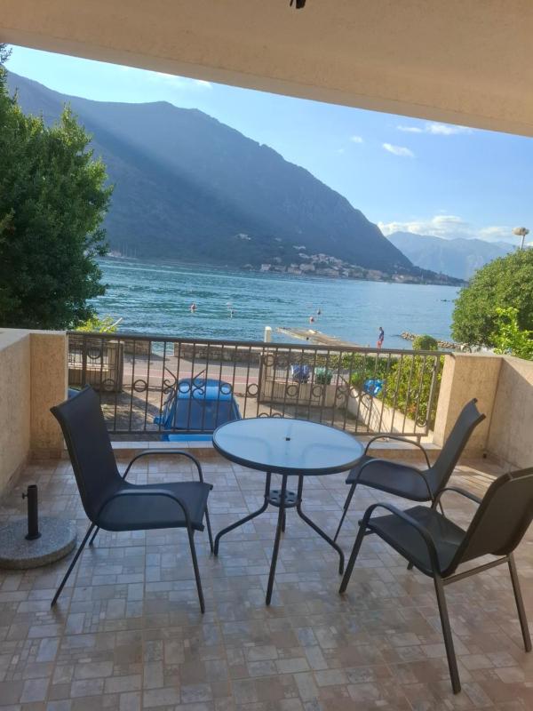 One-Bedroom Apartment with Balcony and Sea View image 3