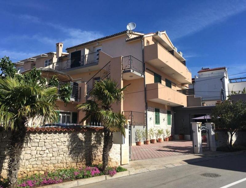 Apartments and Rooms guesthouse Lorenta - image 1