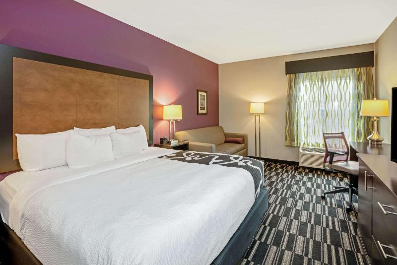 King Room with Bath Tub - Mobility Accessible/Non-Smoking image 2