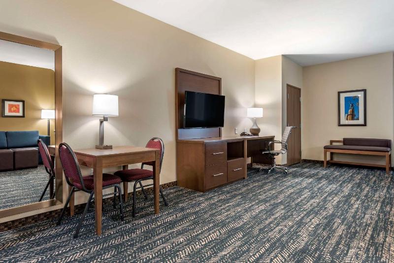 Queen Suite with Two Queen Beds and Sofa Bed - Non-Smoking image 3