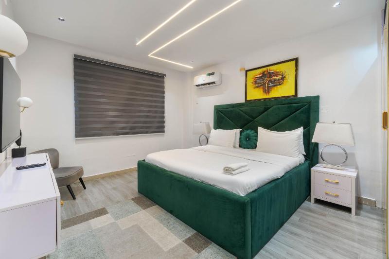 WATERFRONT 3BR APT W/FREE PARKIN WiFi NETFLIX POOL - image 8
