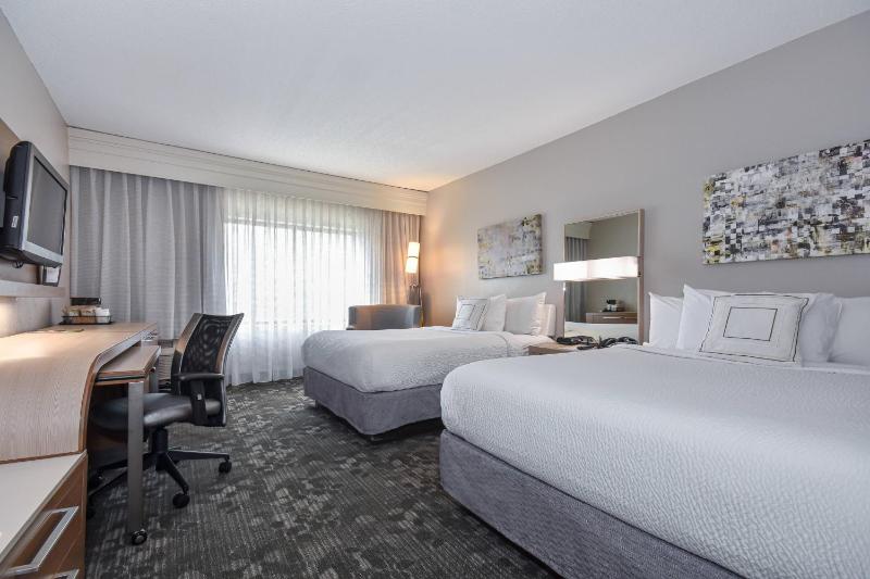 Queen Room with Two Queen Beds image 3