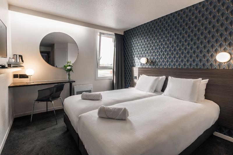 Standard Twin Room image 4