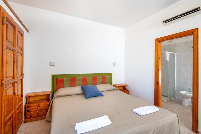 Classic Triple Room image 4