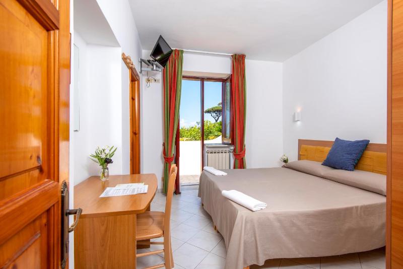 Standard Double Room image 3