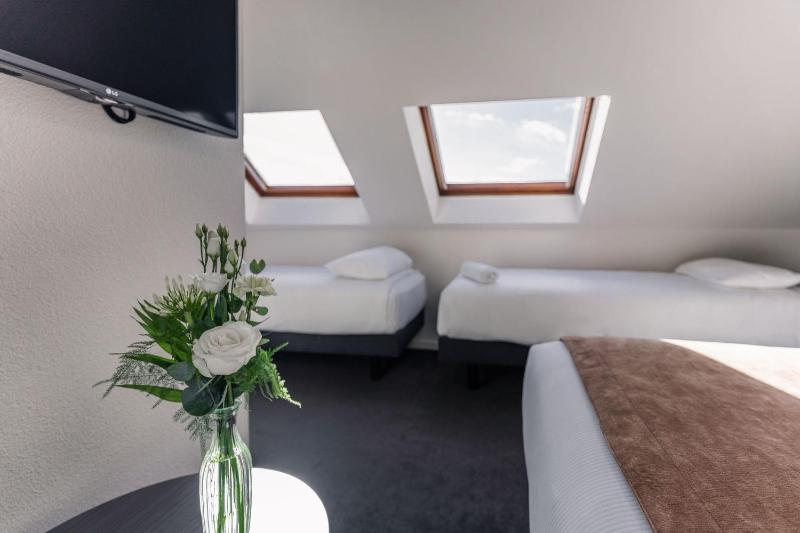 Quadruple Room with One Double Bed and Two Single Beds image 4