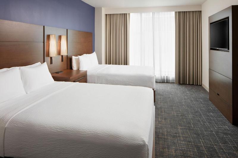 One-Bedroom Suite with Sofa Bed and City View image 4