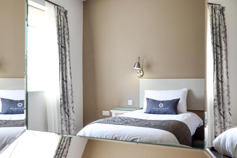 Standard Twin Room image 4