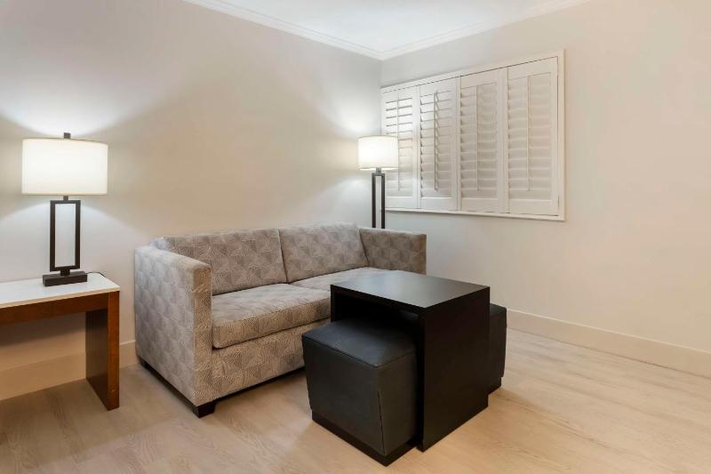 Queen Room with Two Queen Beds - Non-Smoking image 4