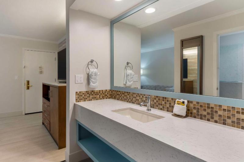 Queen Room with Two Queen Beds - Non-Smoking image 3