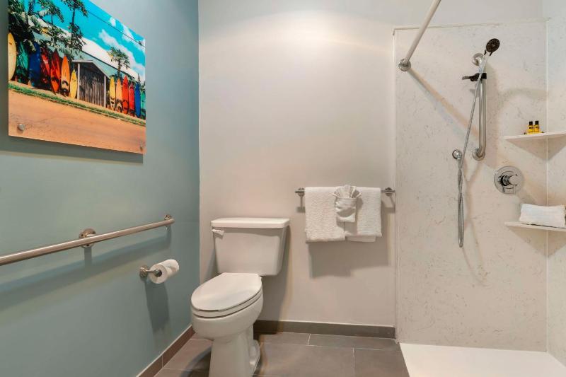 Queen Room with Two Queen Beds and Roll-In Shower - Disability Access/Non-Smoking image 3