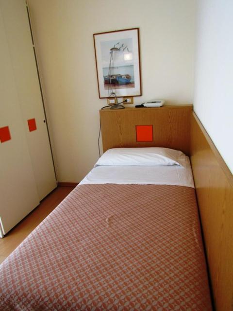 Single Room with Partial Sea View image 4