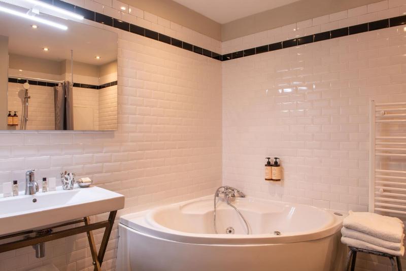 Deluxe Suite image 3