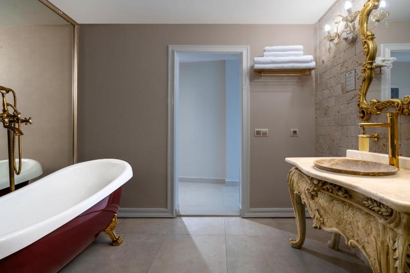 King Room with Garden View image 2