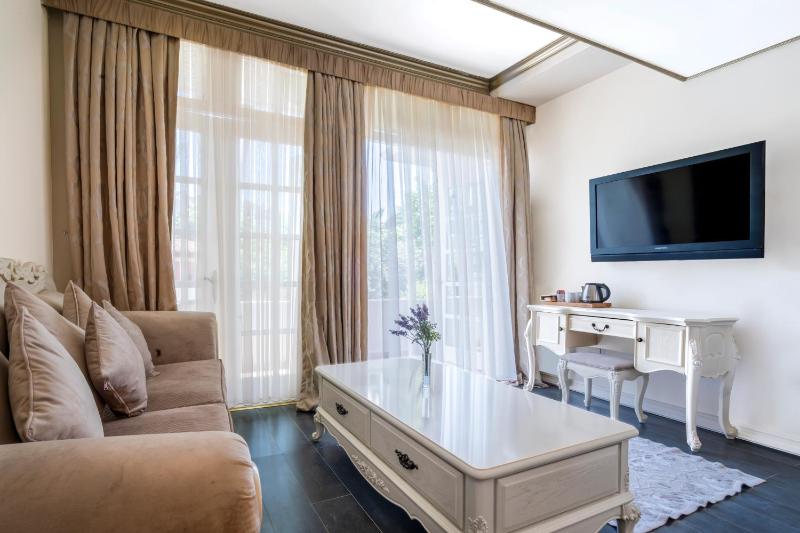 King Room with Garden View image 4