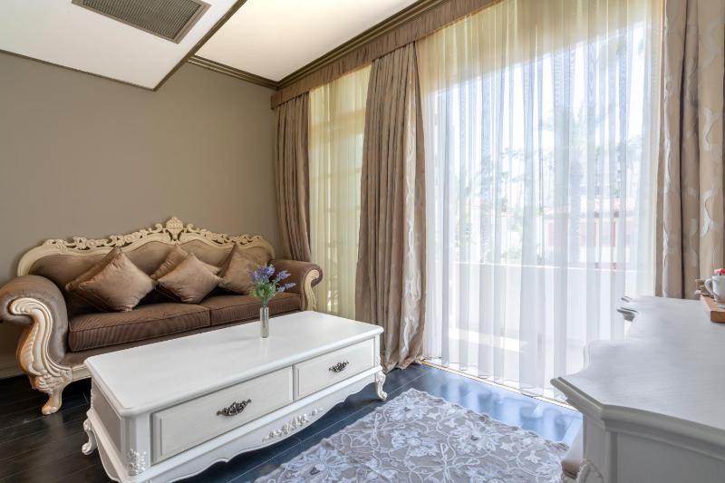King Room with Garden View image 3
