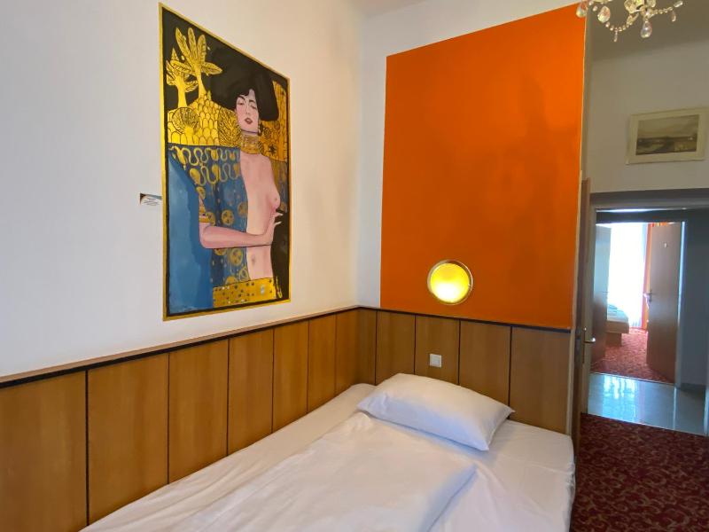 Single Room image 3