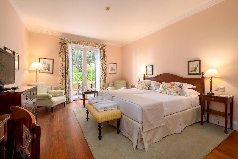 Double or Twin Room with Golf View image 4