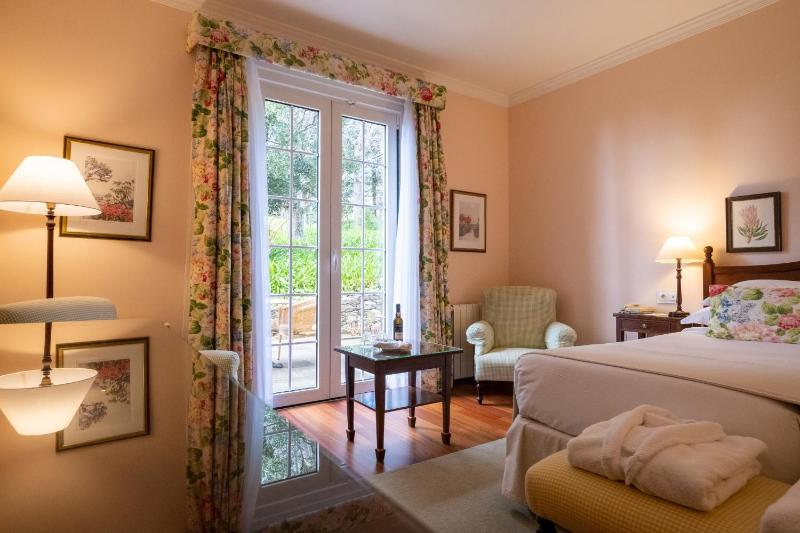 Double or Twin Room with Golf View image 3