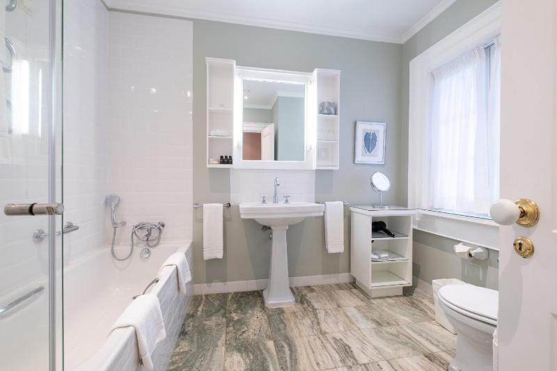 Double or Twin Room with Golf View image 2