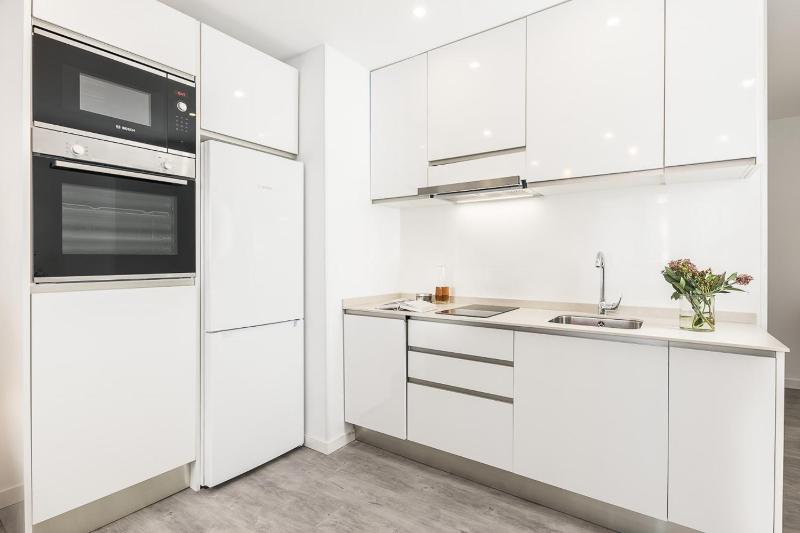 Homeclub Modern Flat by Prado Museum & Retiro Moratin V - image 11