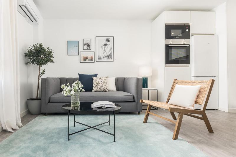 Homeclub Modern Flat by Prado Museum & Retiro Moratin V - image 12