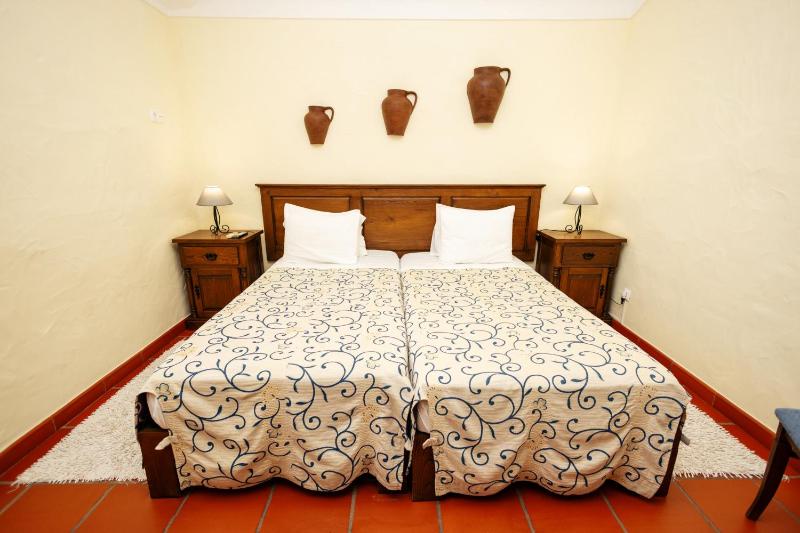 Twin Room image 2