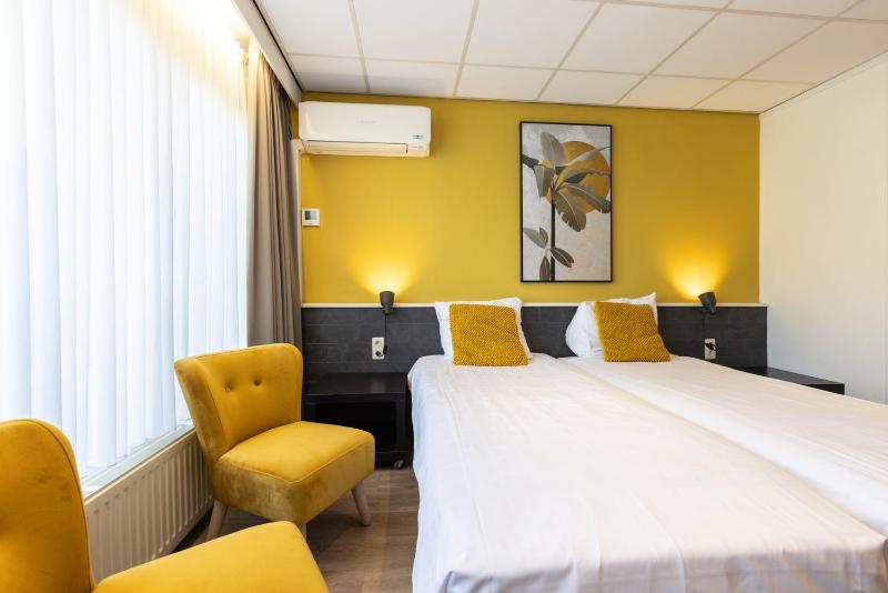 Twin Room image 4