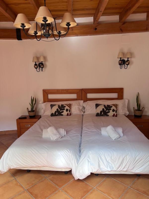 Double or Twin Room with Private Bathroom image 4