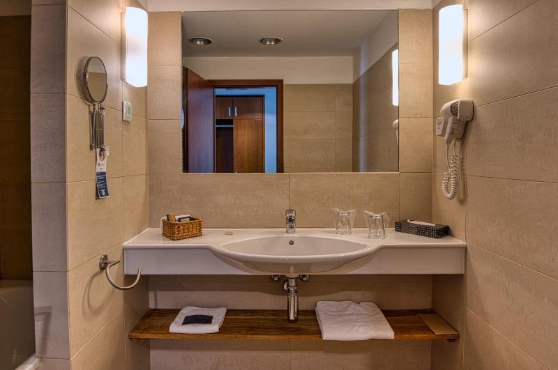 Triple Room with Bath image 4