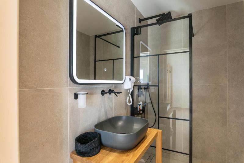 Superior Triple Room with Sea View image 4