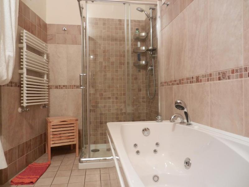 Deluxe Suite with Spa Bath image 2