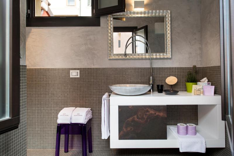 Junior Suite with Balcony Canal View image 2