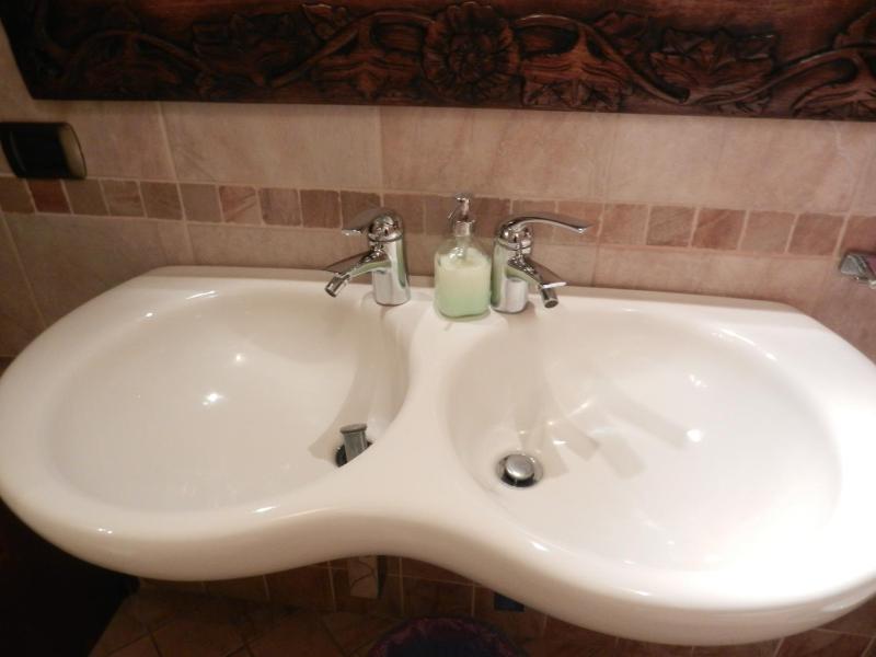 Deluxe Suite with Spa Bath image 3