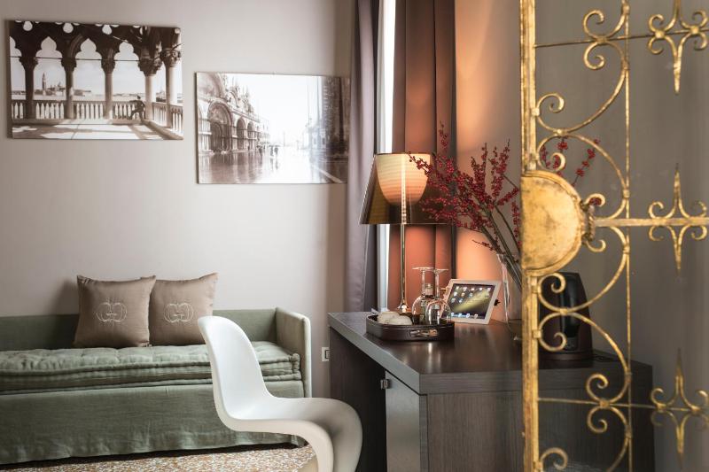 Junior Suite with Canal View image 4