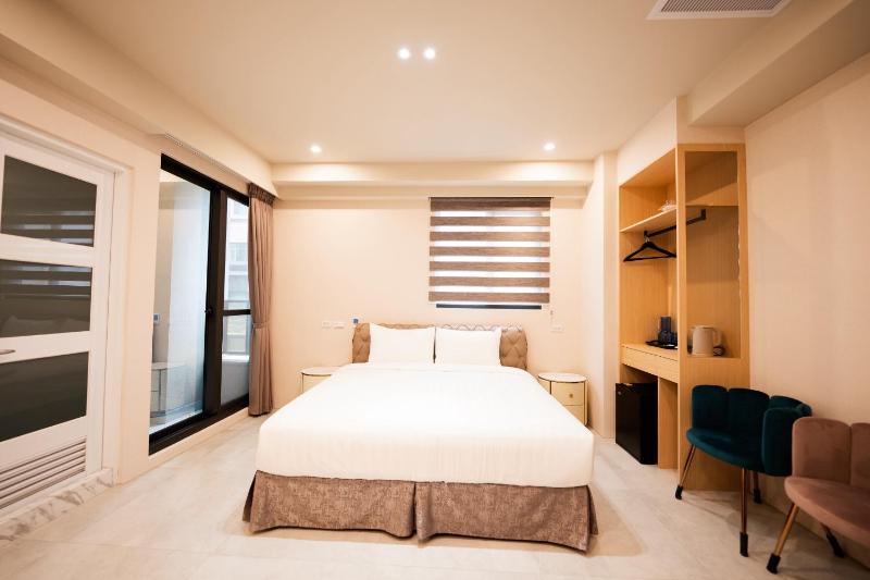 Deluxe Queen Room image 1