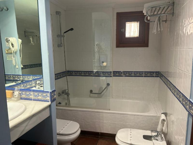 Twin Room image 3