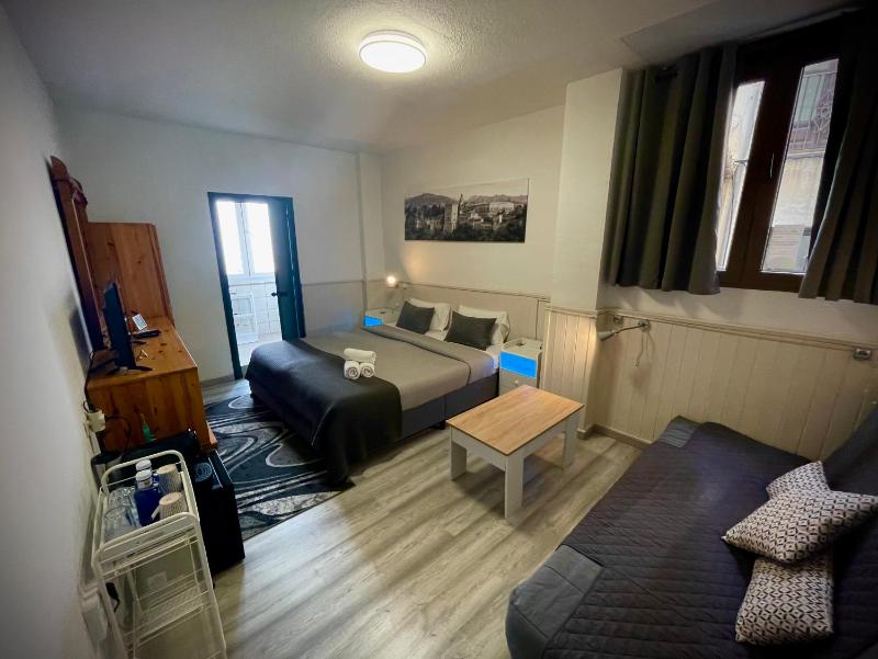 Double or Twin Room with Private Bathroom image 4