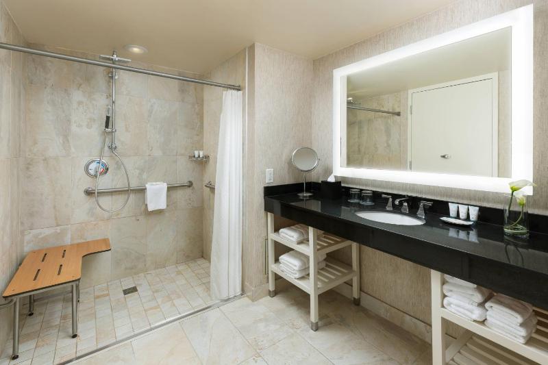 Guest room, 1 King, City view image 2
