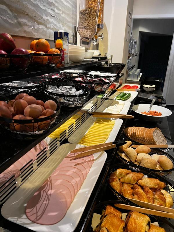 Basic Double Room image 3