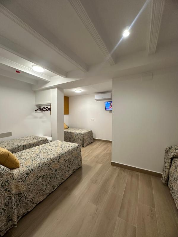 Standard Quadruple Room image 1
