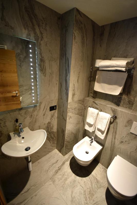 Luxury Suite with Spa Bath image 4