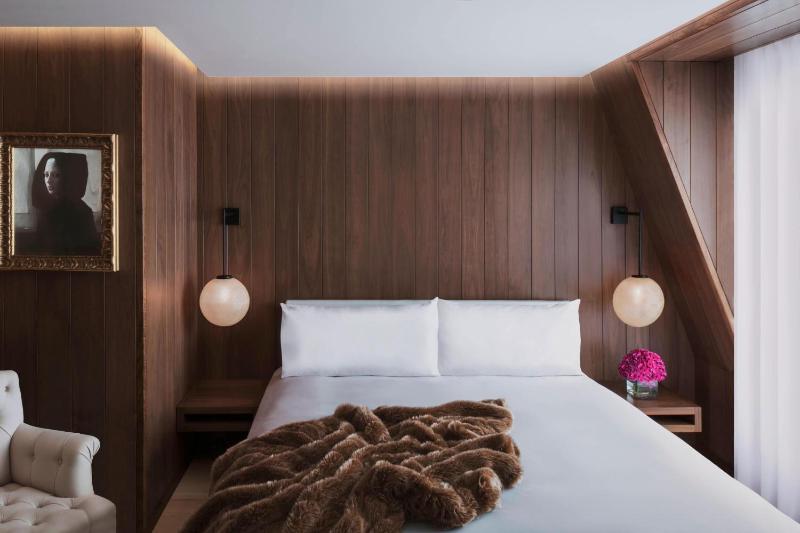 Superior Queen, Guest room, 1 Queen image 1