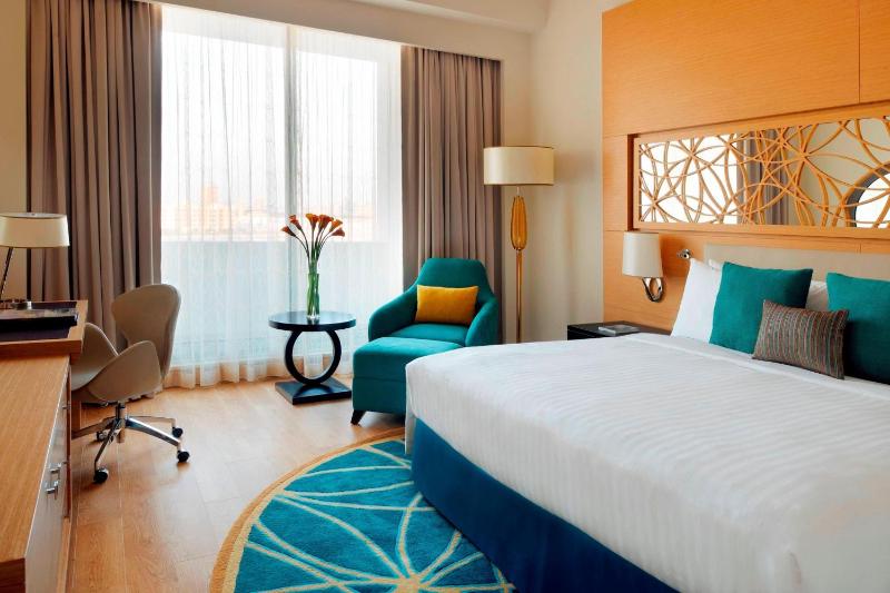 Deluxe King Room – Free Shuttle to DWTC, Dubai Mall, Beach image 3