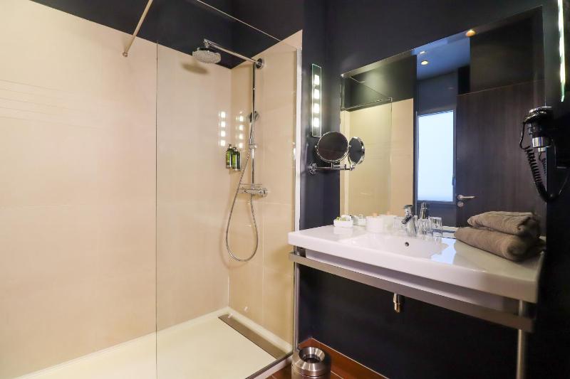 Deluxe Triple Room with Queen Bed and Sofa Bed - Non-Smoking image 3